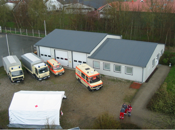 Mehr Informationen über die Bereitschaft Foto: Gebäude und Fahrzeuge der DRK Bereitschaft Niebüll